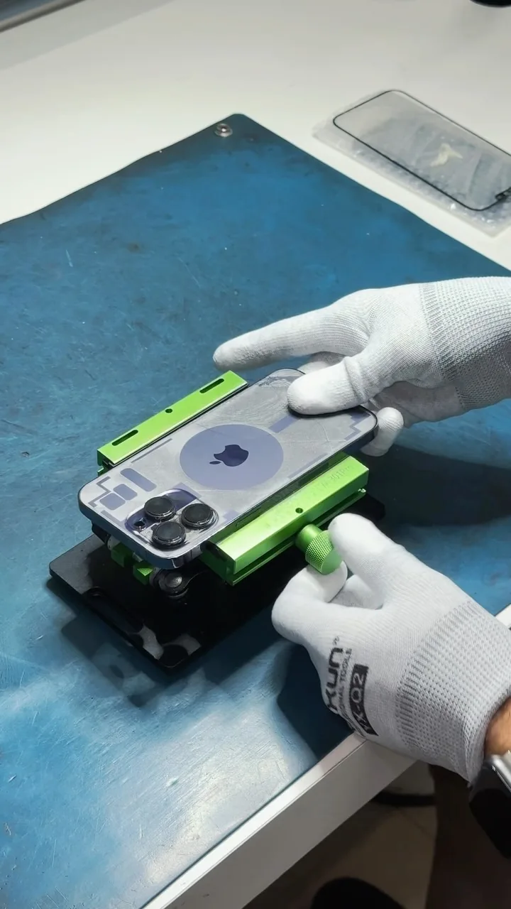 Reparo de iPhone na bancada da Tech Point, publicado no Instagram da empresa